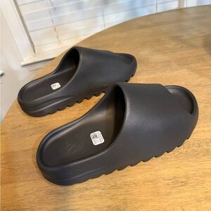 Black Yeezy Slide